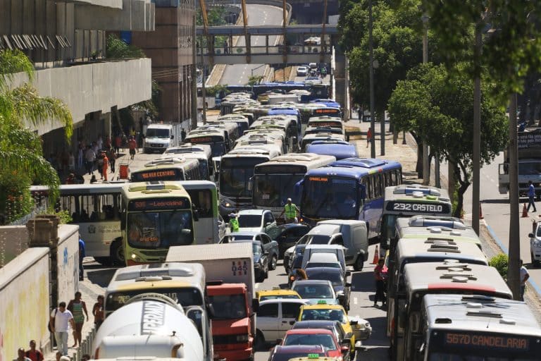 Rio é a 4ª cidade do mundo onde se perde mais tempo no transporte público, diz pesquisa