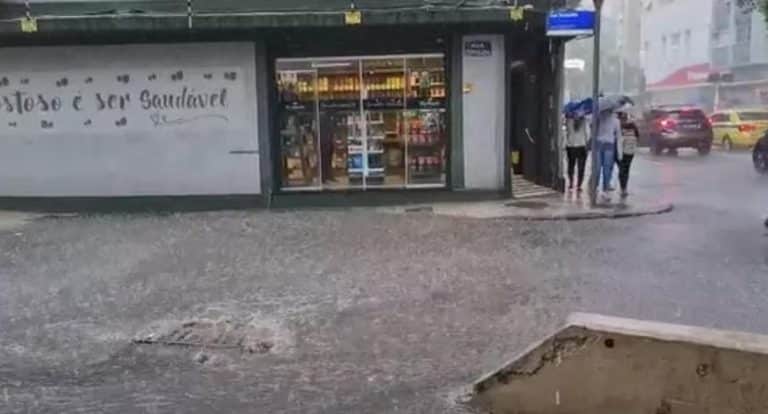 Chuva provoca estragos e causa transtornos na volta do carioca para casa