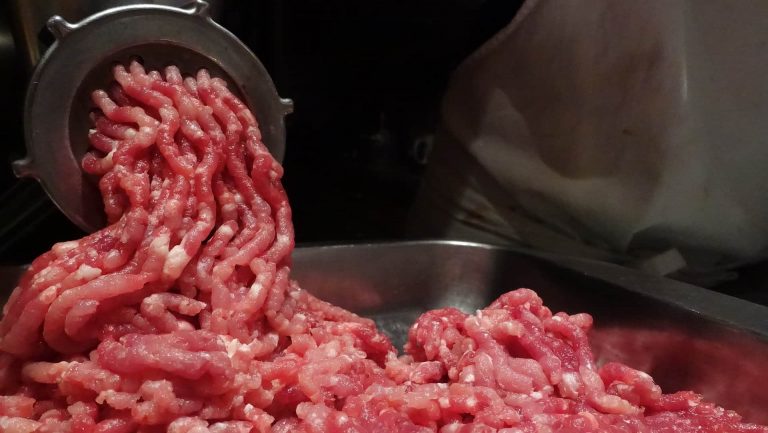 TJRJ mantém suspensão de lei que proíbe preços diferentes para carne moída e frios fatiados
