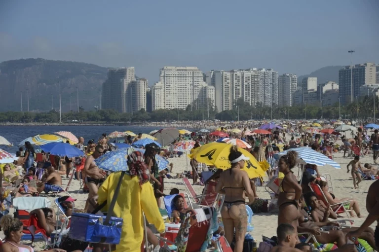Prefeitura realiza ‘ações educativas’ para orientar a população sobre a proibição de caixas de som nas praias
