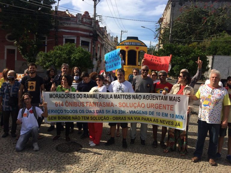 Moradores de Santa Teresa realizam protesto contra a falta de ônibus e bonde no bairro