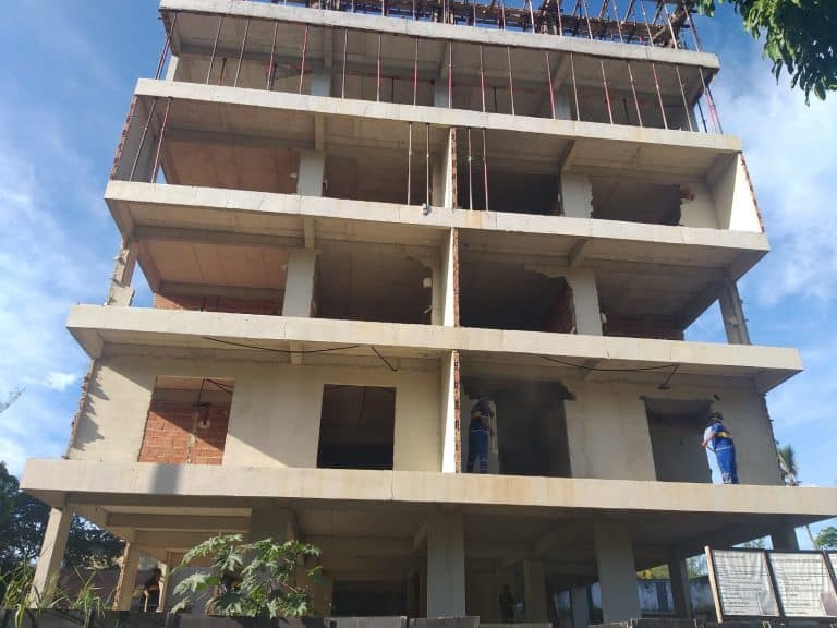 Construção irregular com sete andares é demolida no Recreio dos Bandeirantes