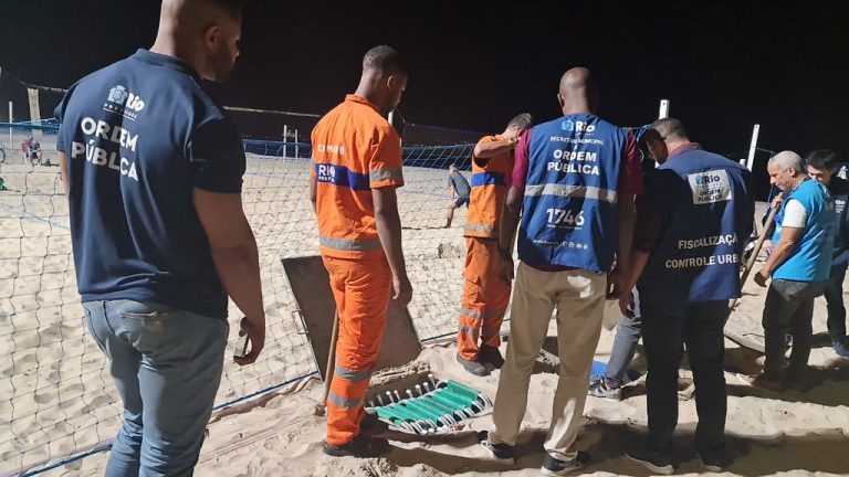 Bebidas, cadeiras e até dinheiro são encontrados enterrados na Praia do Flamengo