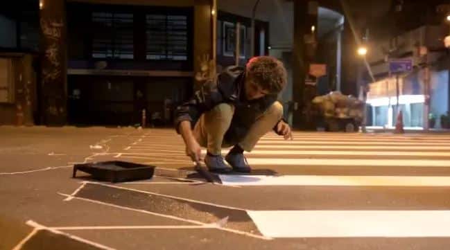Faixa de pedestres amanhece com pintura 3D em Niterói