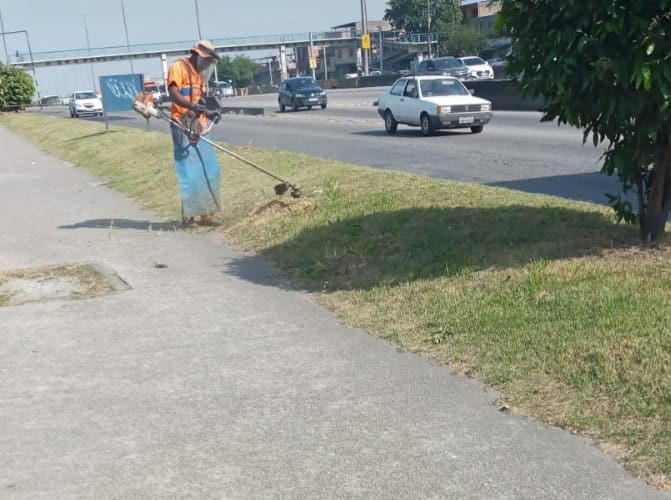 Comlurb realiza operação de limpeza e roçada, neste sábado, na Avenida Brasil