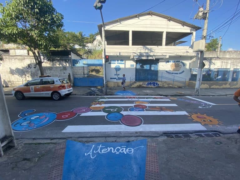 Niterói transforma faixas de pedestres em obras de arte