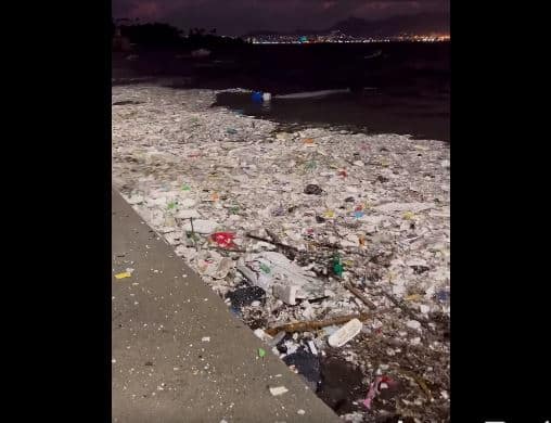 Praia da Bica, na Ilha do Governador, vira latão de lixo
