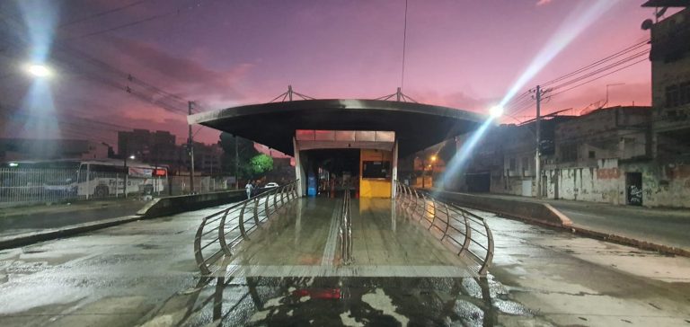 Incêndio destrói estação do BRT Transcarioca em Madureira