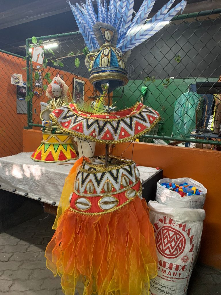 Peças montadas com restos de fantasias das escolas de samba do Rio ganham exposição no Galpão das Artes
