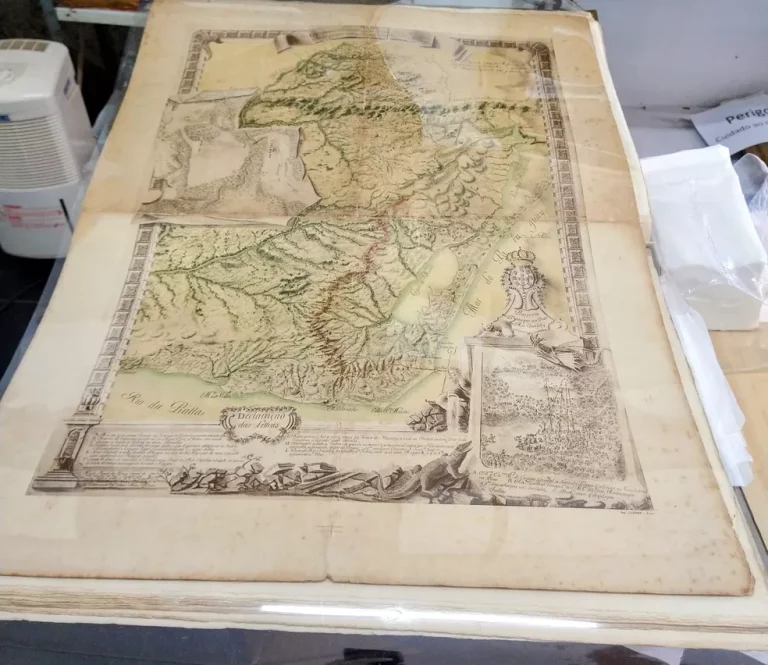 Documentos sobre o Brasil Colônia e livros que contam a história do país são redescobertos na restauração de biblioteca em Petrópolis