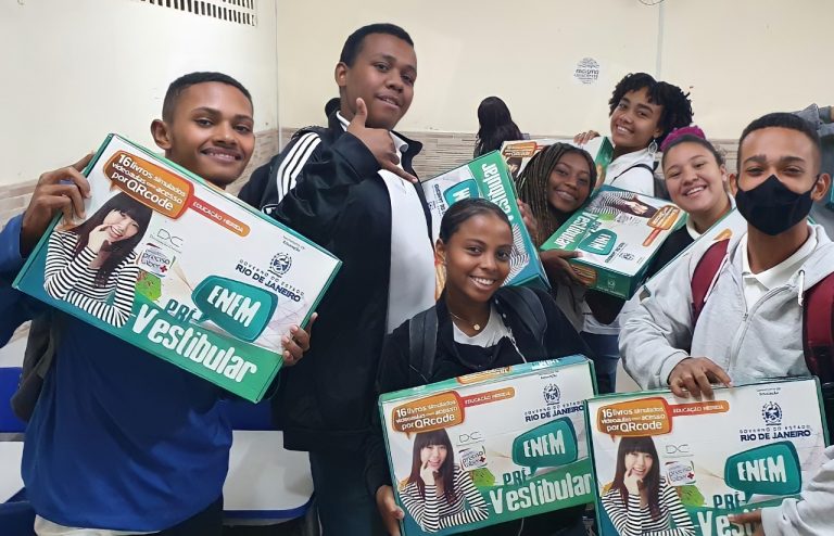Kits preparativos para o Enem são distribuídos em escolas públicas estaduais do Rio