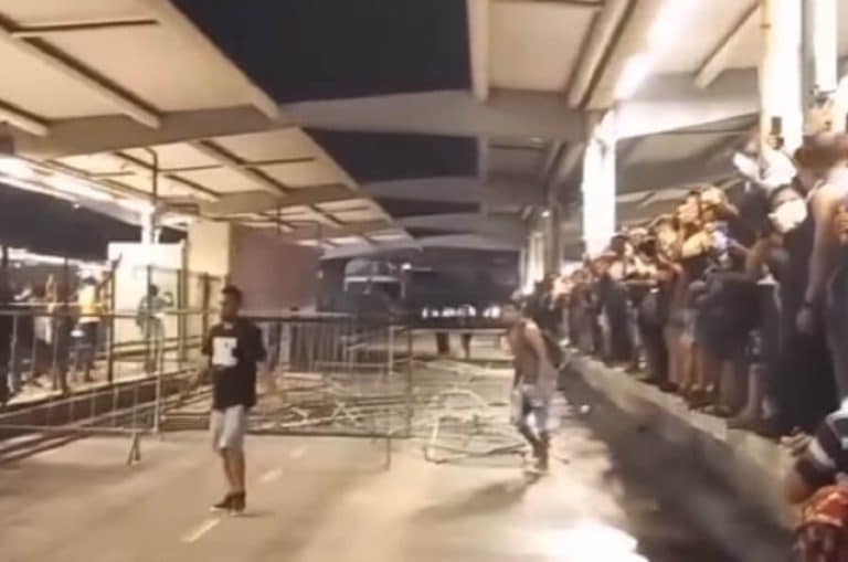 Passageiros se revoltam por demora na circulação do BRT e causam quebra-quebra no Terminal Alvorada