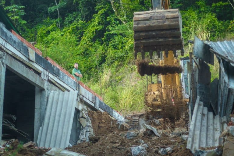 Prefeitura e MPRJ derrubam construções irregulares em Rio das Pedras