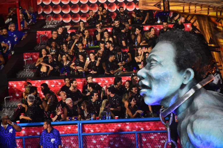 Foto que mostra público de camarote ignorando desfile no Carnaval viraliza nas redes sociais