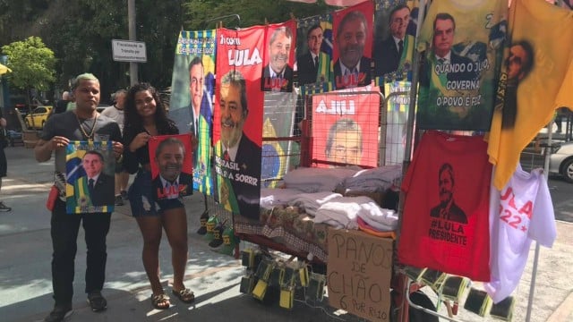 Ambulantes ‘antecipam’ campanha eleitoral com venda de produtos com estampas dos presidenciáveis
