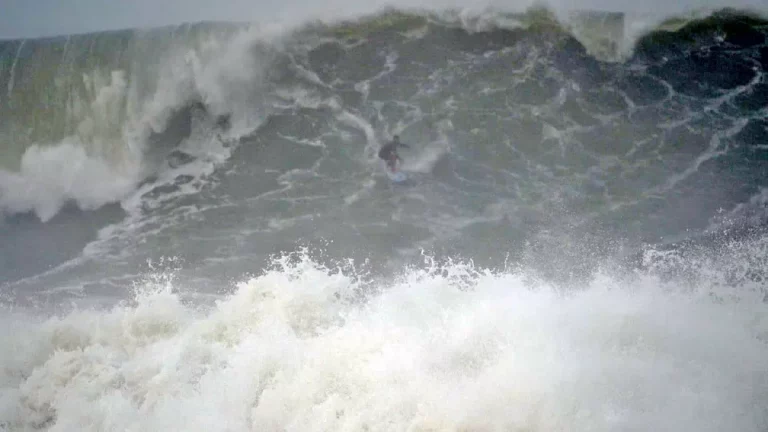 Ressaca provoca ondas gigantes em Itacoatiara, na região Oceânica de Niterói