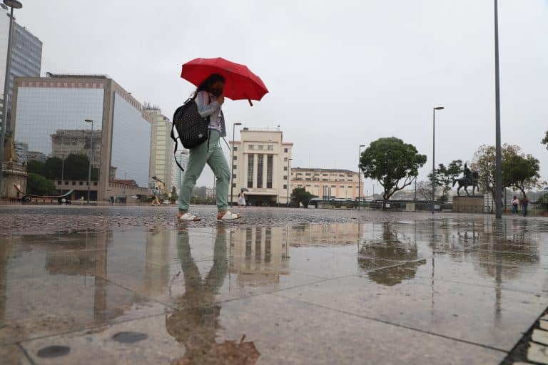 Alerta Rio faz previsão de chuva e vento fortes para a capital