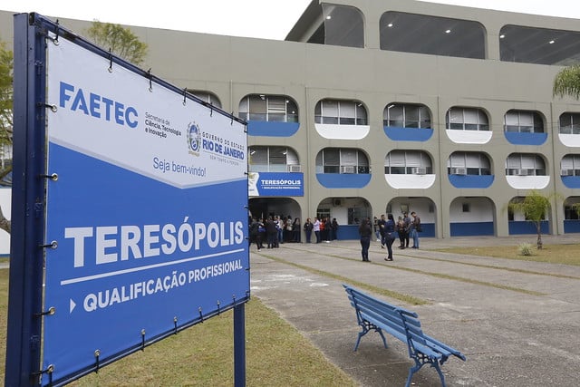 Governador do Rio inaugura Faetec, Polo de Saúde e libera recursos para Teresópolis