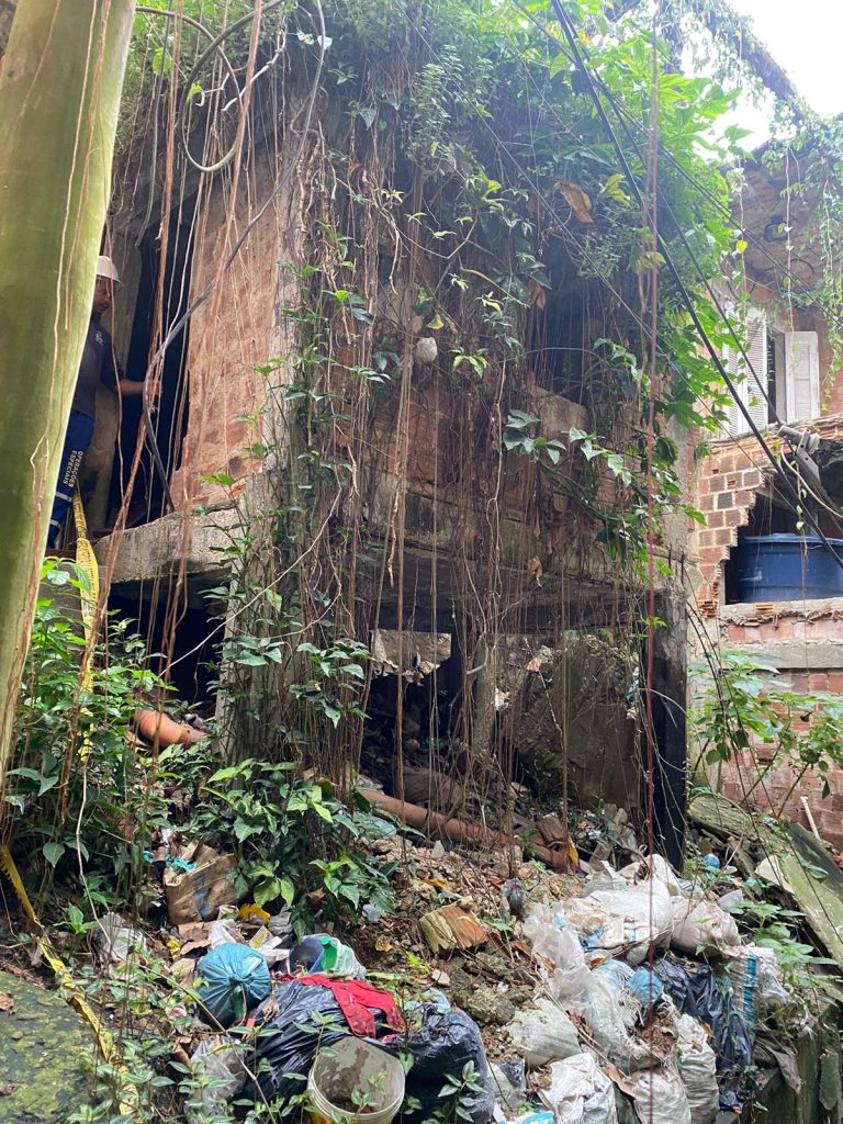 Subprefeitura da Zona Sul demole construção irregular no alto da favela do Chapéu Mangueira