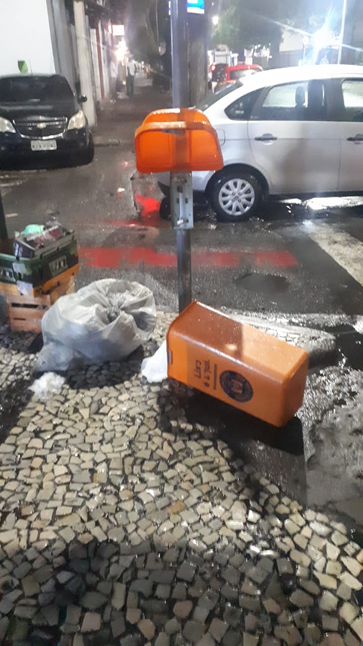 No Rio, vândalos e moradores de rua travam uma batalha contra as lixeiras públicas