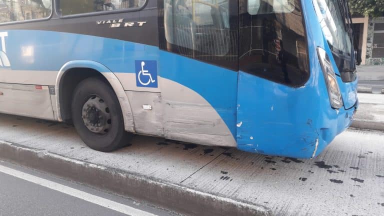 Carro de passeio invade a calha e causa acidente com ônibus do BRT