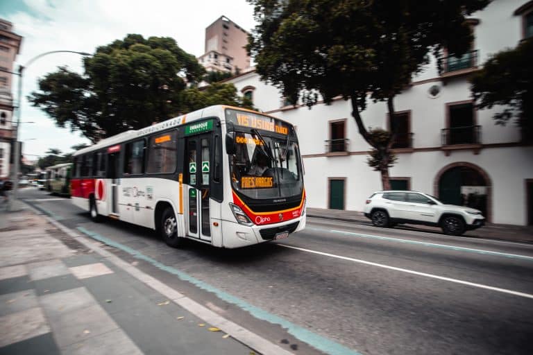 Veículos particulares podem ser autorizados a usar faixas exclusivas para ônibus para embarque e desembarque de idosos e deficientes