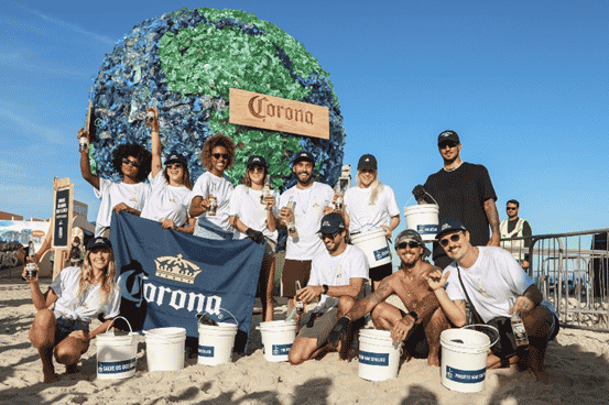 Às vésperas da etapa do campeonato mundial de surf em Saquarema, Gabriel Medina, Filipe Toledo e Tatiana Weston-Webb fazem limpeza de praia
