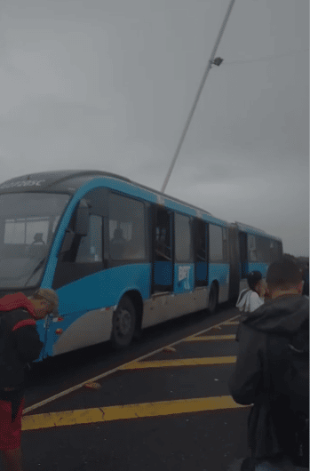 Ônibus do BRT tem principio de incêndio no meio da Avenida Brasil