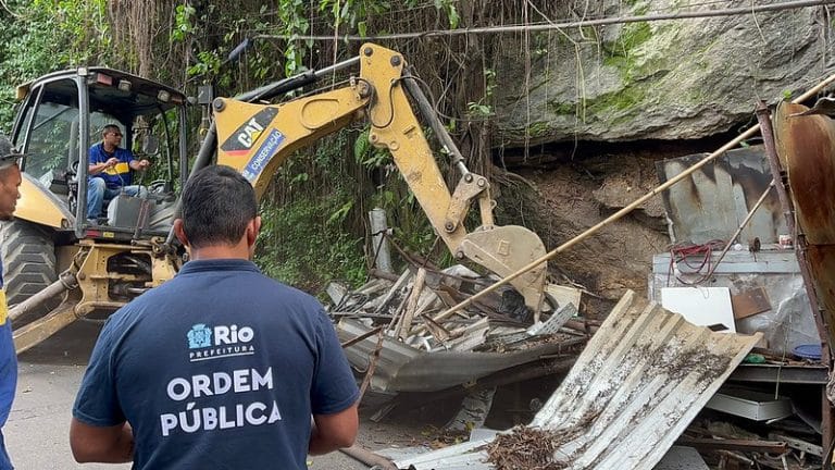 Dez construções irregulares são demolidas em Copacabana