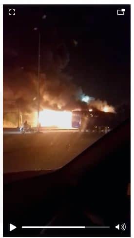 EstaçãoBRT Mato Alto e ônibus articulado pegam fogo na noite desta segunda-feira