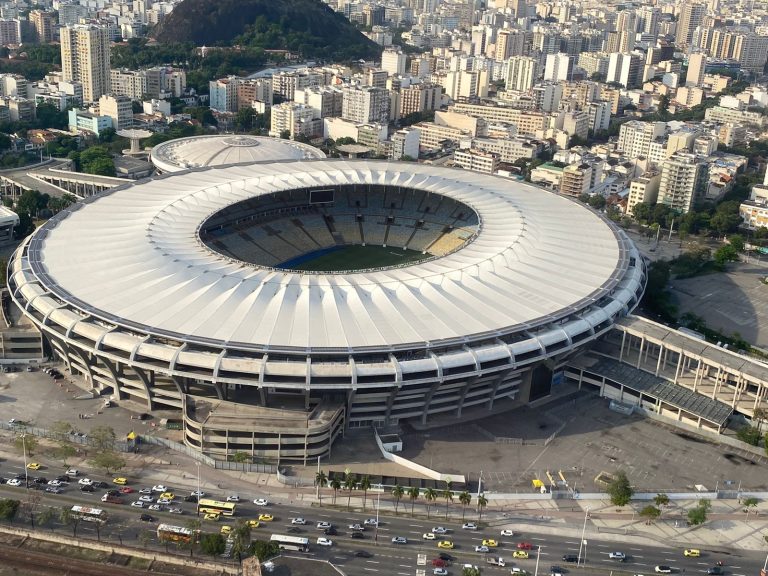 Entorno do Maracanã recebe esquema especial de trânsito para jogo entre Flamengo e Athletico-PR