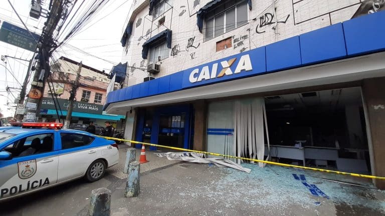 Bandidos explodem agência bancária em São Gonçalo