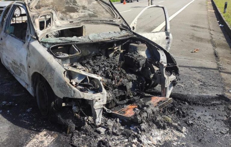 Homem ateia fogo no próprio carro após apreensão em blitz, na Região Serrana