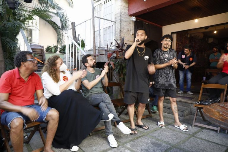 Jandira Feghali se reúne com artistas e produtores culturais da Baixada