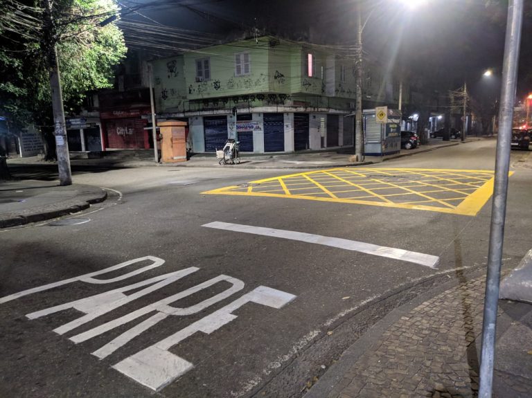 Após denúncia de moradores, rua na Ilha do Governador ganha sinalização