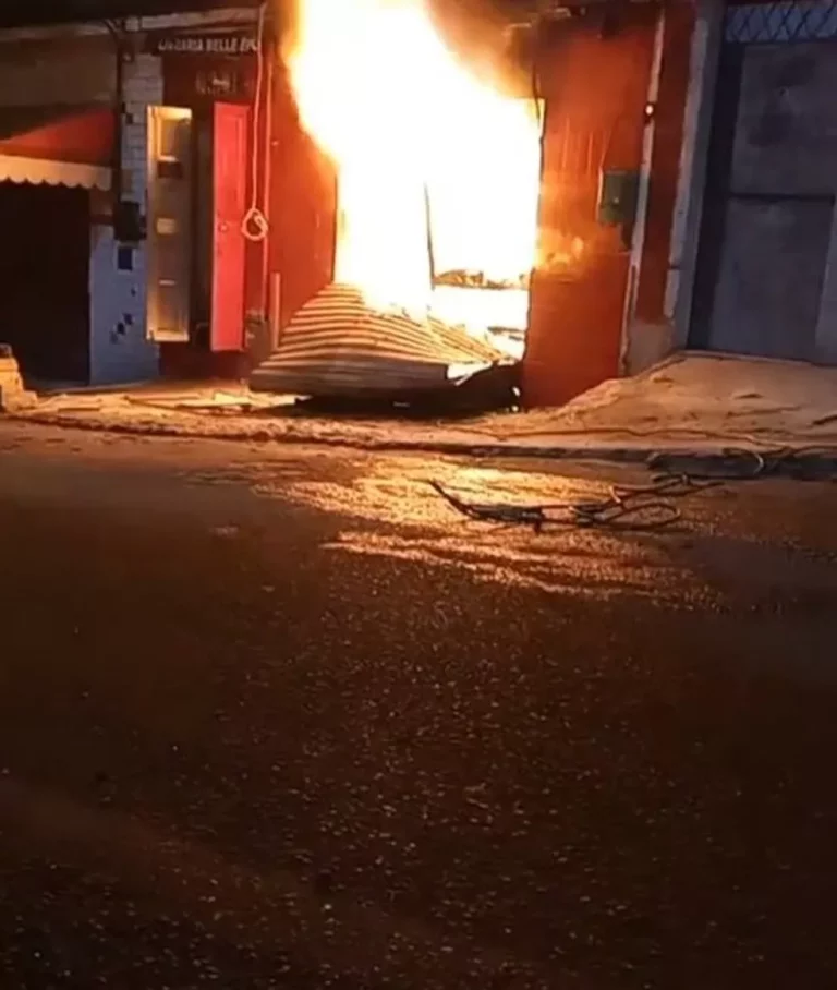 Incêndio destrói livraria cult Belle Époque, no Méier
