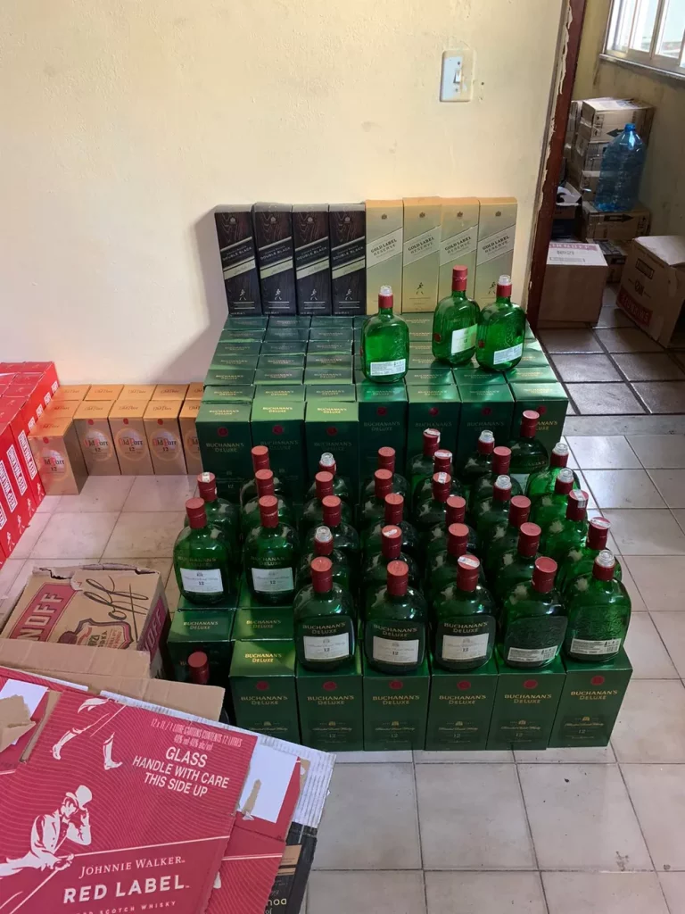 Polícia cumpre mandados em fábrica que falsificava bebidas em Nova Iguaçu