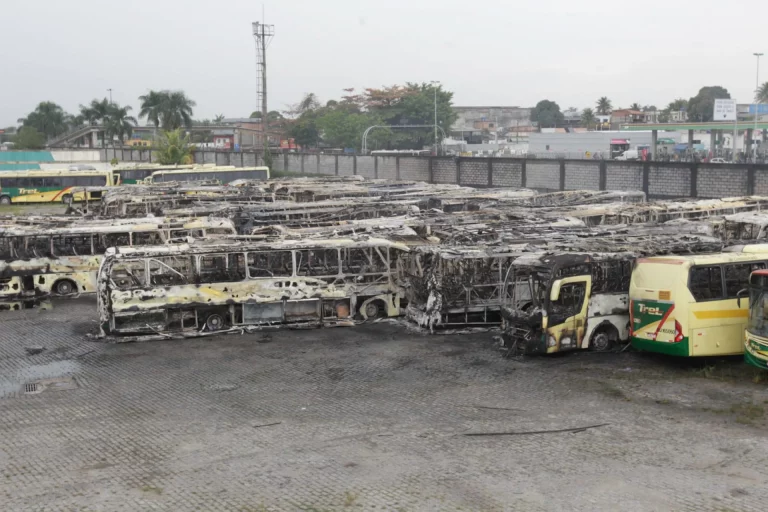 Incêndio destrói mais de 40 ônibus da empresa Trel, em Caxias