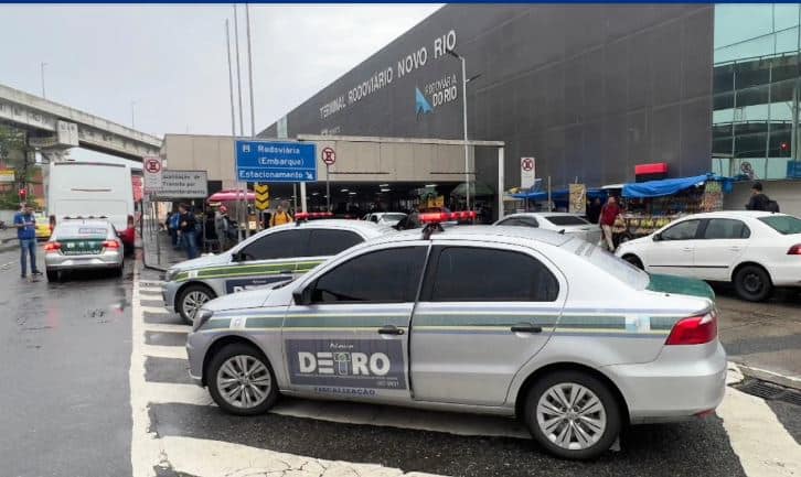 Rio: Cinco ônibus piratas são rebocados durante operação do Detro-RJ e ANTT