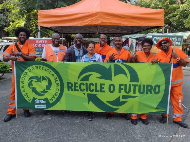 Comlurb realiza ação de incentivo à coleta seletiva de lixo na Ilha do Governador