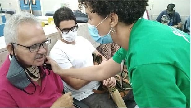 Pacientes que passaram por extração da laringe no HUPE recebem laringe eletrônica