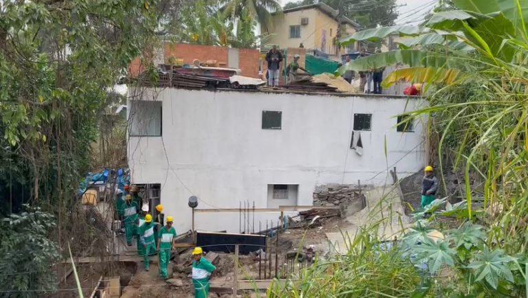 Construções irregulares são demolidas em operação na Zona Sul do Rio