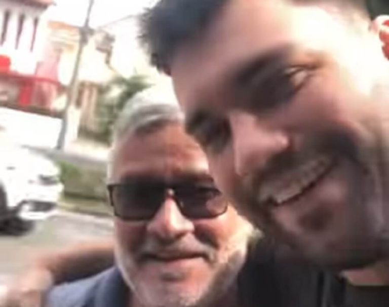 Morador da Vila da Penha viraliza abordando pessoas e fingindo conhecê-las: ‘Mandar uma foto para o meu tio, Serginho Cambalhota, teu camarada’