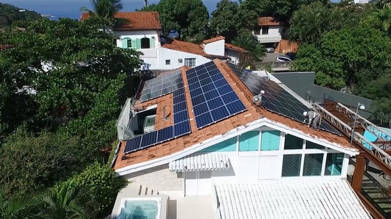 Geração própria de energia solar no RJ chega a quase 53 mil conexões em telhados e pequenos terrenos
