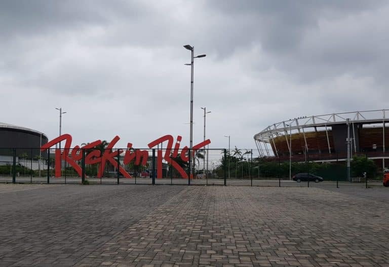 Famoso letreiro do Rock in Rio já está instalado na entrada do Parque Olímpico; confira