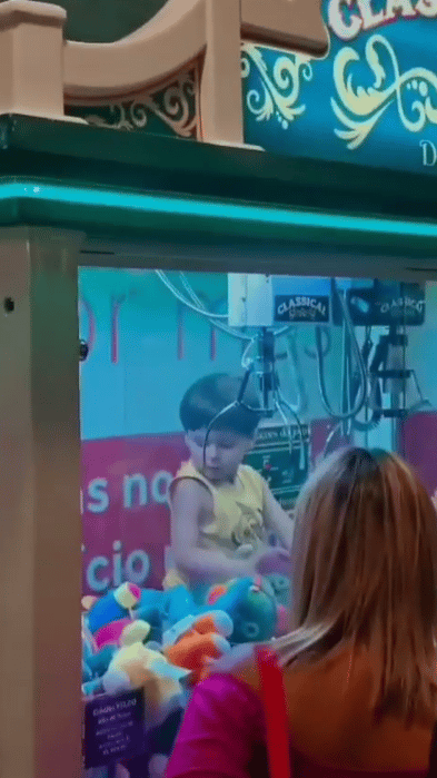 Criança fica presa em máquina de brinquedos em shopping no NorteShopping