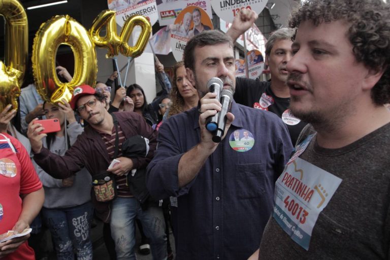 Marcelo Freixo promete aumento do salário mínimo em caminhada no Mercadão de Madureira
