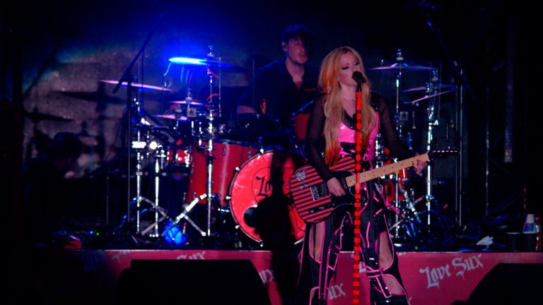 Apesar do péssimo som, Avril Lavigne faz show memorável no Sunset e comprova que merecia o Palco Mundo