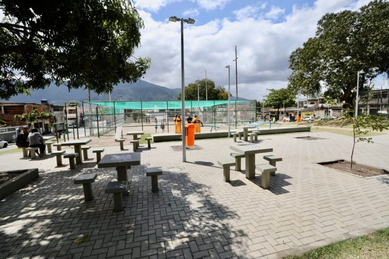 Praça e ruas na Vila Kennedy são revitalizadas pelo projeto Bairro Maravilha