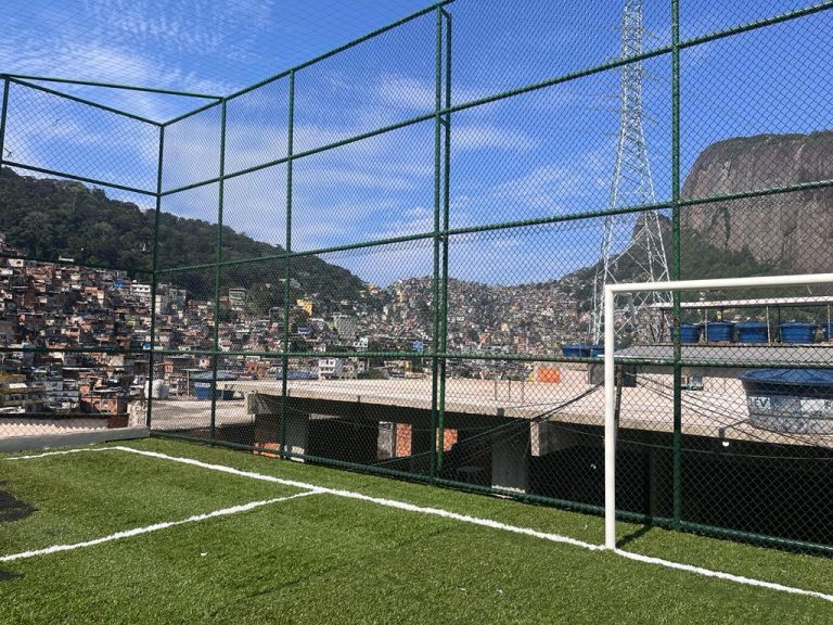 Campo de futebol da Vila Verde, na Rocinha, é revitalizado